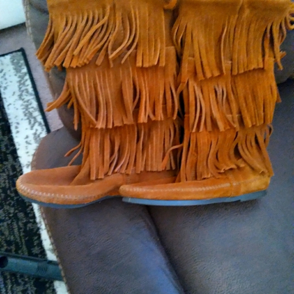 Minnetonka 3 Layer Fringe Suede Pull On Boots Brown size 5